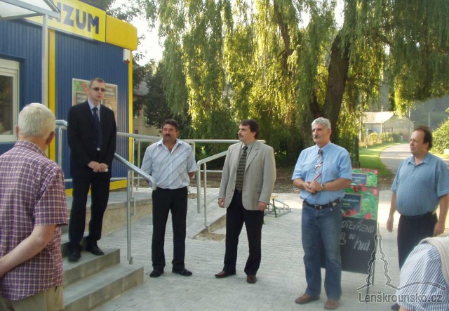 02_Zleva reditel Hlavsa mistostarosta Havlicek, radni Kroutil, starosta Novak a radni Stejskal.jpg